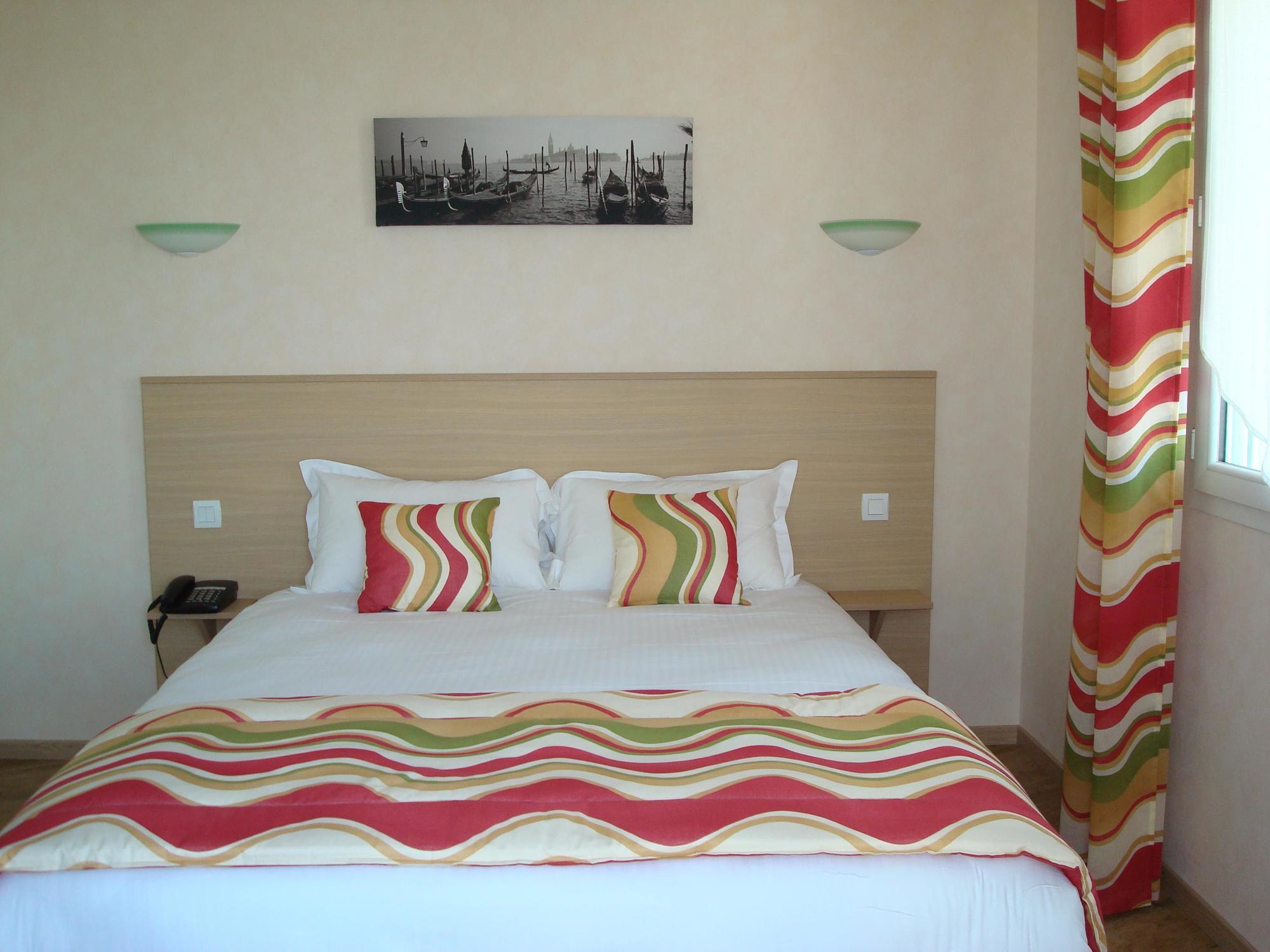 Brit Hotel Azur Saint-André-de-la-Marche 部屋 写真