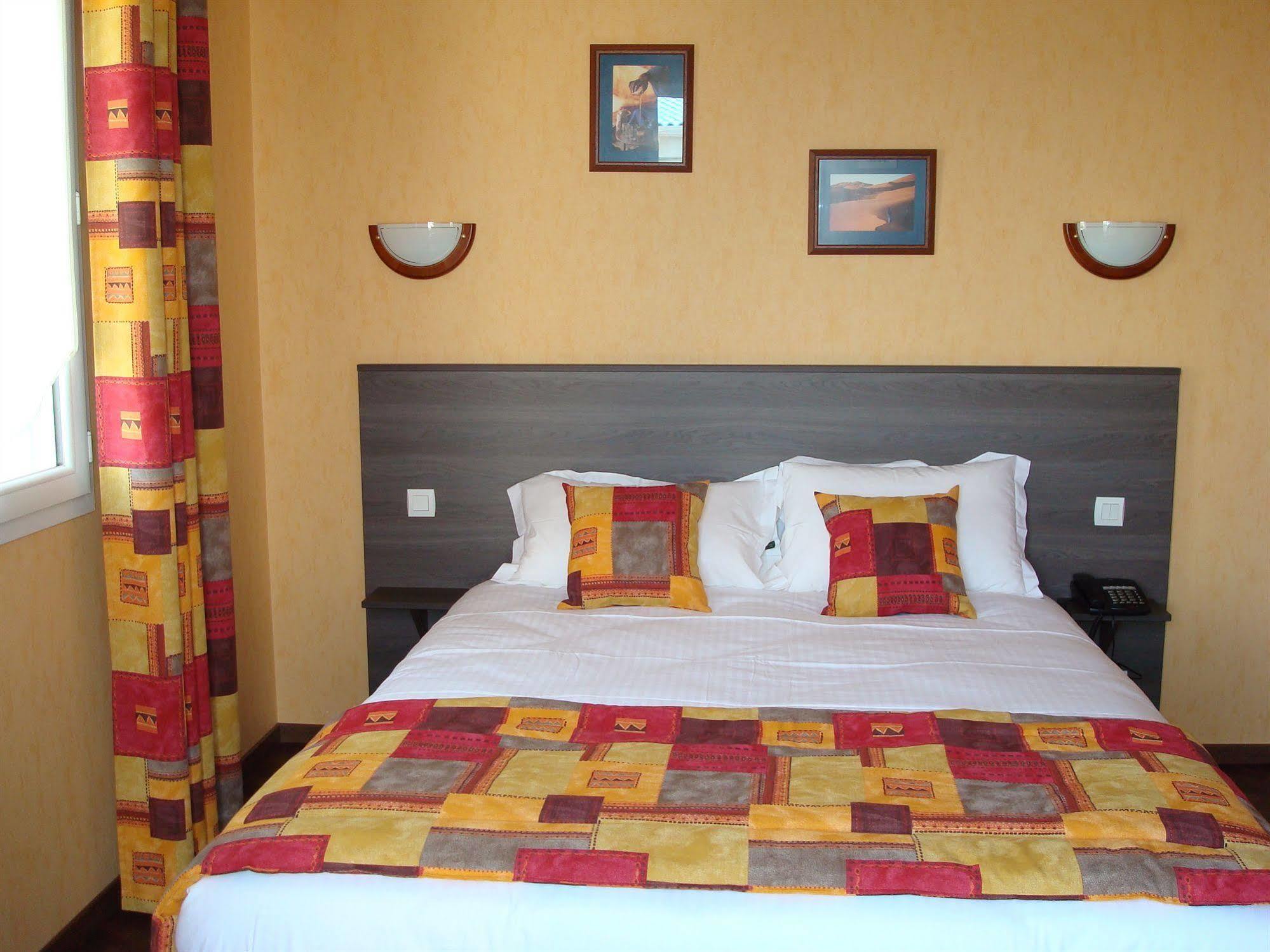 Brit Hotel Azur Saint-André-de-la-Marche 部屋 写真